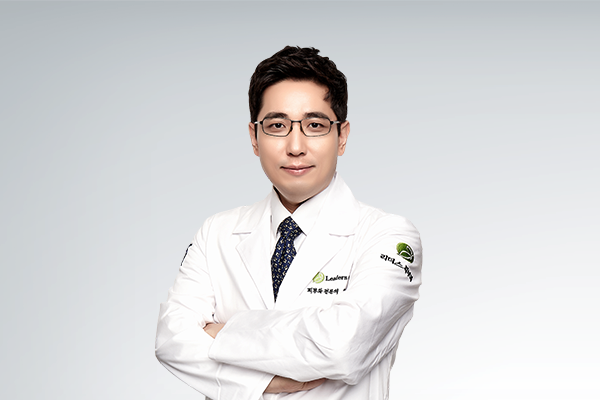 161395776116139577617746_윤성재 원장님 (리더스피부과 압구정점).png